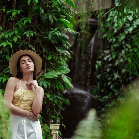 Taj Krishna Hotel Hyderabad Luaran gambar A woman wearing a straw hat