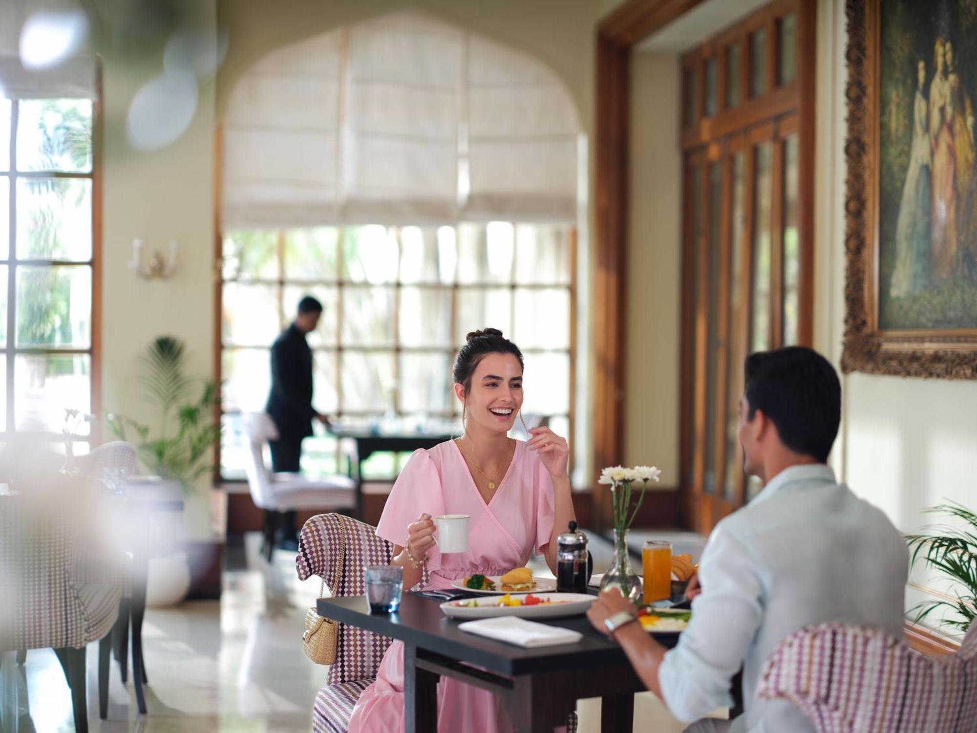 Taj Krishna Hotel Hyderabad Luaran gambar The restaurant at the hotel