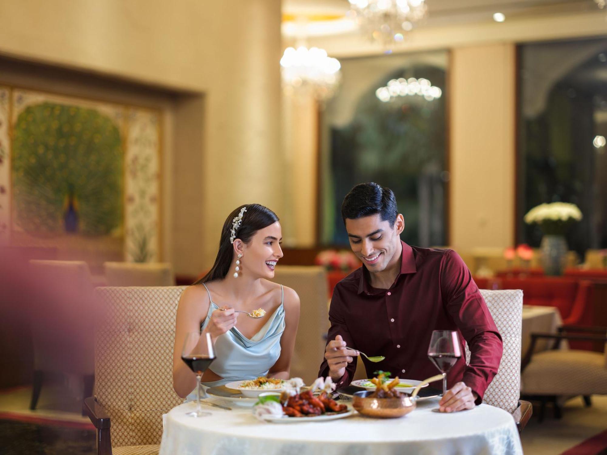 Taj Krishna Hotel Hyderabad Luaran gambar A couple dining at the hotel