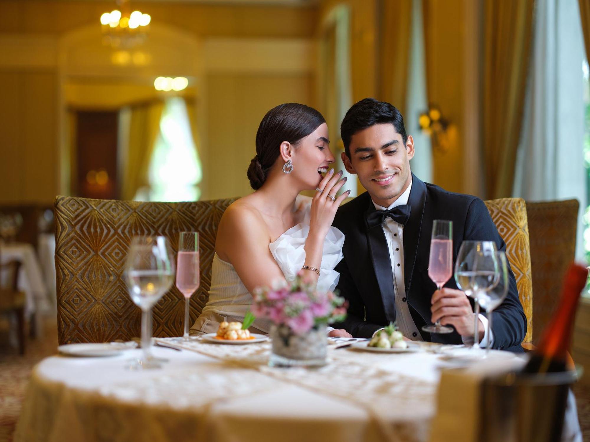 Taj Krishna Hotel Hyderabad Luaran gambar A couple dining together