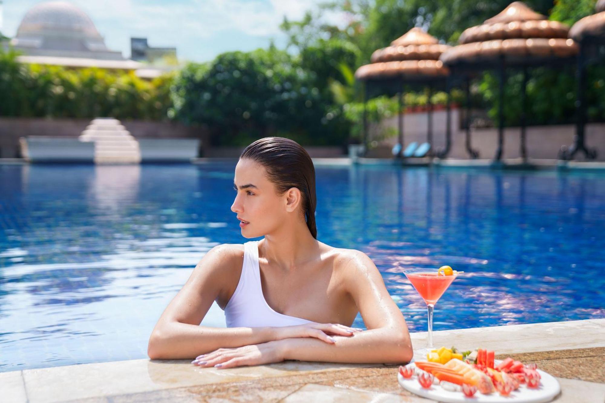 Taj Krishna Hotel Hyderabad Luaran gambar A woman at a pool
